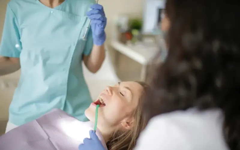 Comment prévenir les caries naturellement et efficacement ?