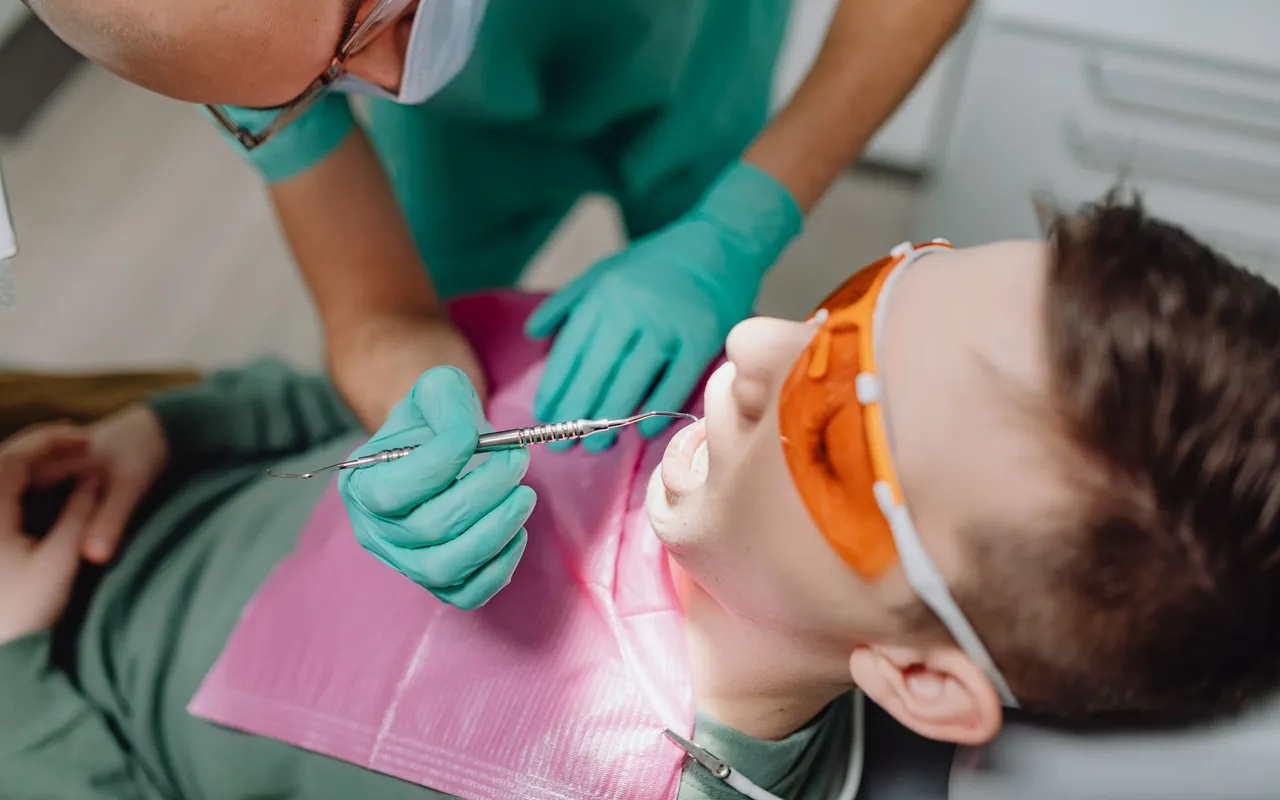 Non, le détartrage ne fragilise pas vos dents : idées reçues et réalité sur les risques et bénéfices pour la santé