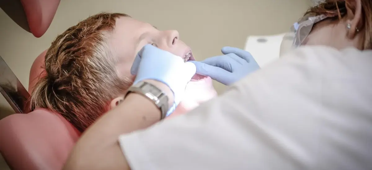 Caries chez l'enfant : agir tôt change vraiment l'avenir de leurs dents