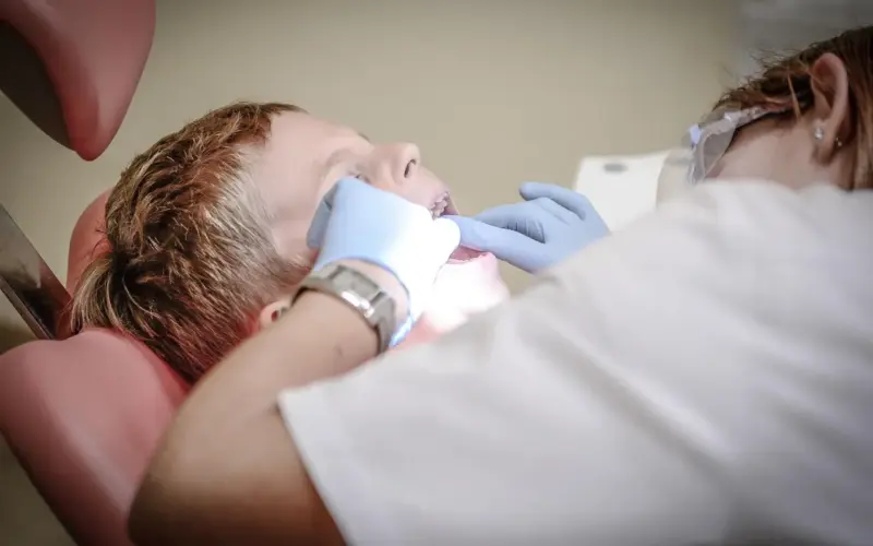 Caries chez l'enfant : agir tôt change vraiment l'avenir de leurs dents