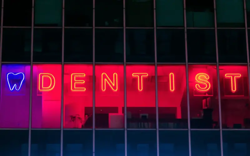 Mal de dents la nuit : l'erreur que font la plupart des gens avant d'appeler le dentiste
