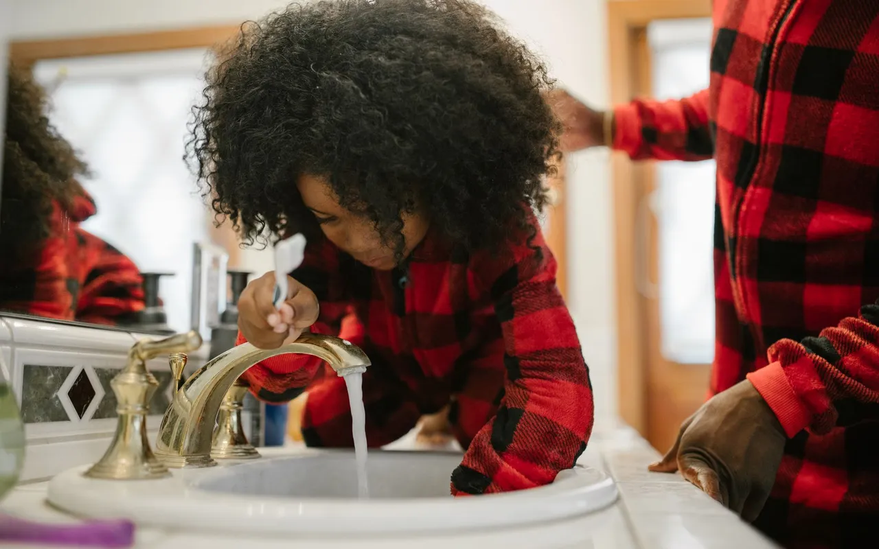 4 approches comparées pour l'hygiène bucco-dentaire des enfants de 0 à 6 ans
