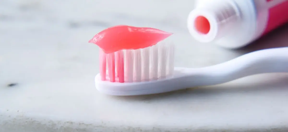 Quand on hésite entre protéger ses dents et craindre le fluor dans le dentifrice