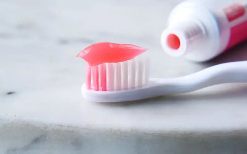 Quand on hésite entre protéger ses dents et craindre le fluor dans le dentifrice