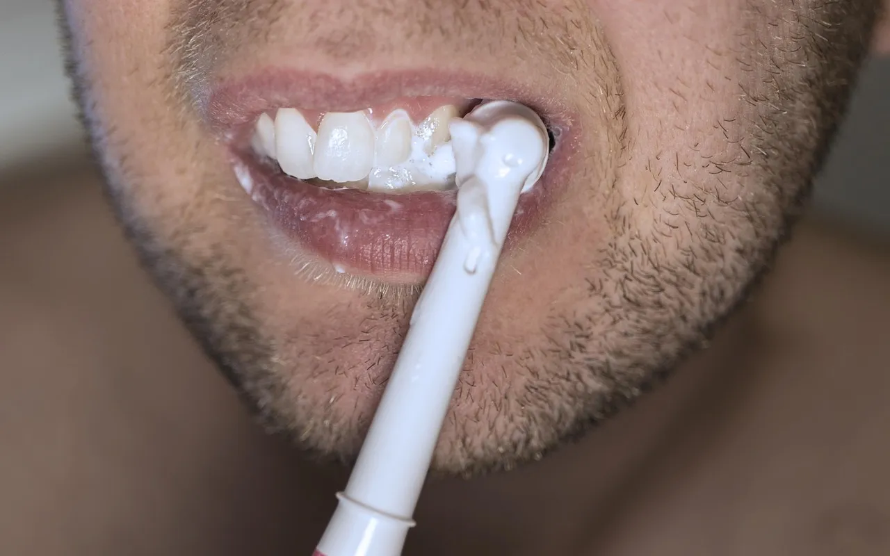 Quand on hésite entre protéger ses dents et craindre le fluor dans le dentifrice — Quand la protection devient un risque pour la santé